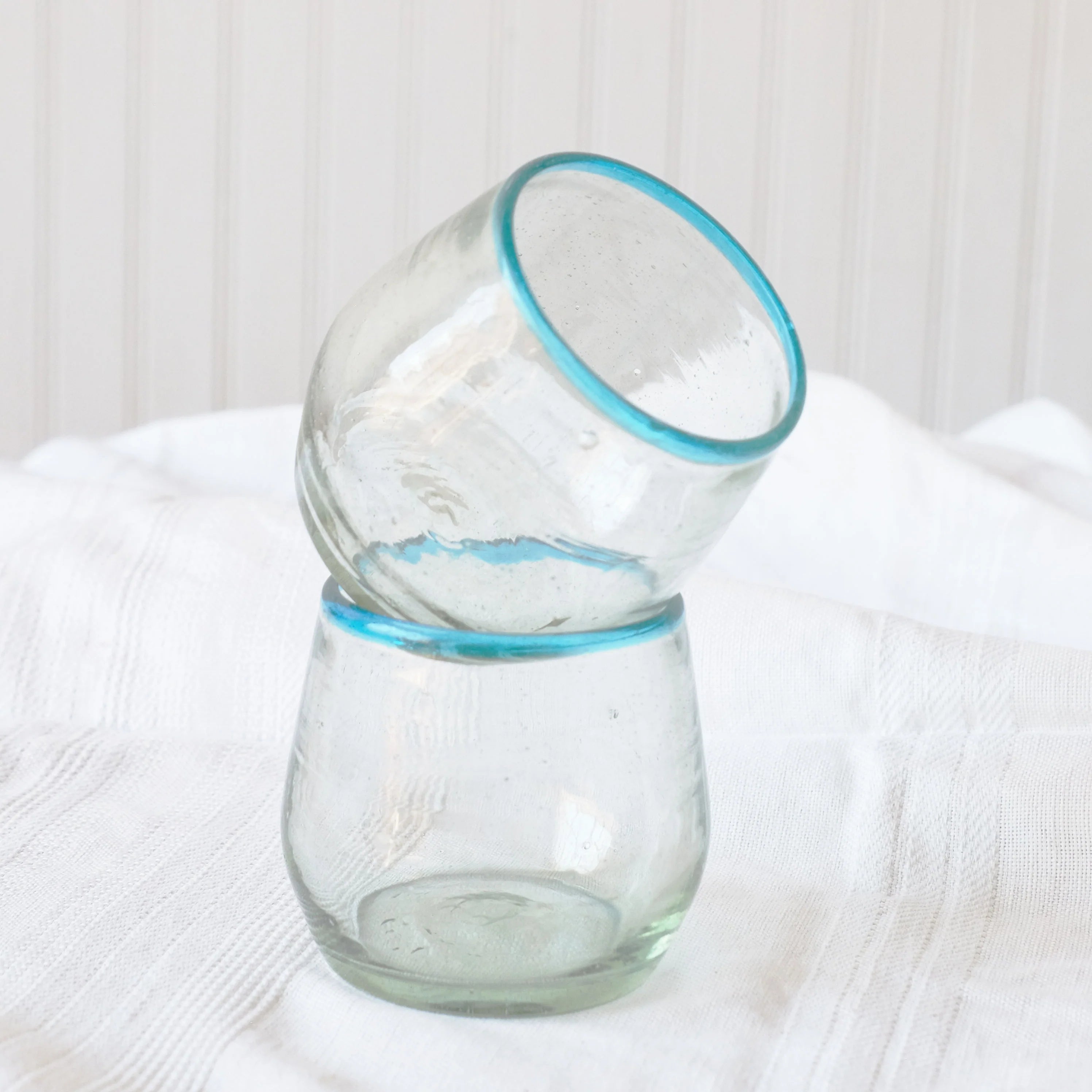 Aqua Rim Roly Wine Glass