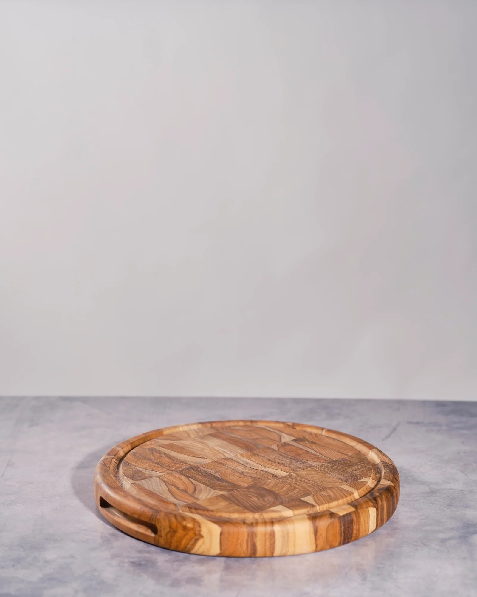 Round Cutting Board in Teak Wood