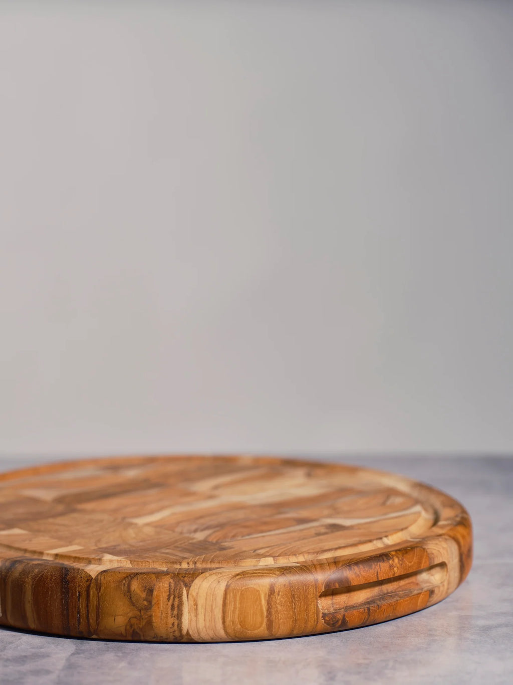 Round Cutting Board in Teak Wood